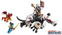 Een witte, grijze en rode Lego Ninjago draak met een figuur bovenop, een rode draak en een blauwe Ninjago-figuur.