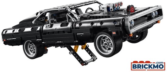 Zwarte LEGO Technic Dodge Charger met dikke motor, getoond met krik.