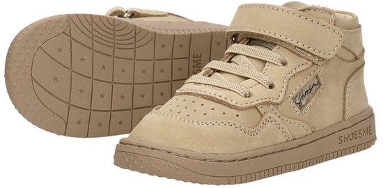 Paar taupe suède mid-top sneakers met klittenbandsluiting. Vooraanzicht en zijaanzicht.