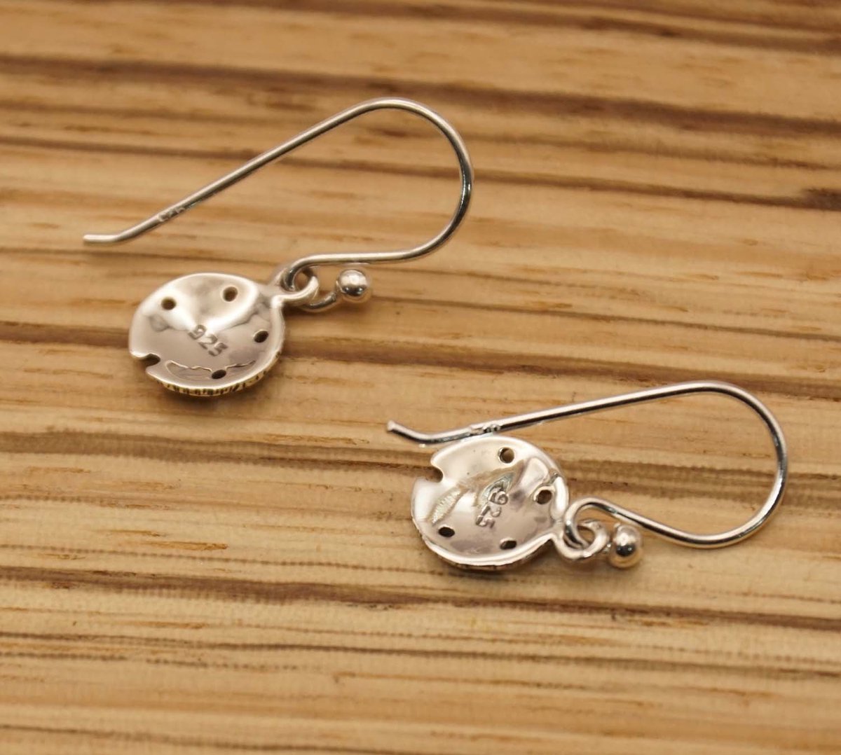 Zilveren oorhangers bloem op sier schild - oorbellen bloempjes gemaakt van 925 zilver - vrouwelijke sterling zilveren oorbellen - rond zilveren oorbellen met bloemen - silver flowers earring