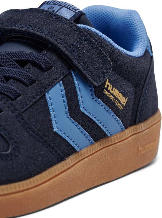 Donkerblauwe Hummel sneaker met lichte blauwe chevrons en klittenbandsluiting.