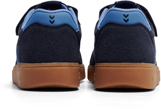 Achterkant van twee donkerblauwe Hummel sneakers met klittenbandsluiting en gummen zolen.