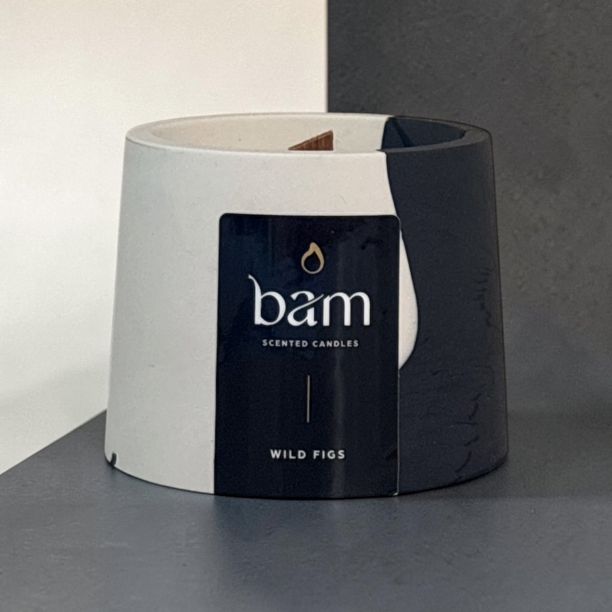 Bam Kaarsen Wild Figs Geurkaars – Cone Collectie – Houten Wiek – Zwart-Wit Handgemaakt Potje – 100 g – 30 Branduren - wilde vijgen zwart wit