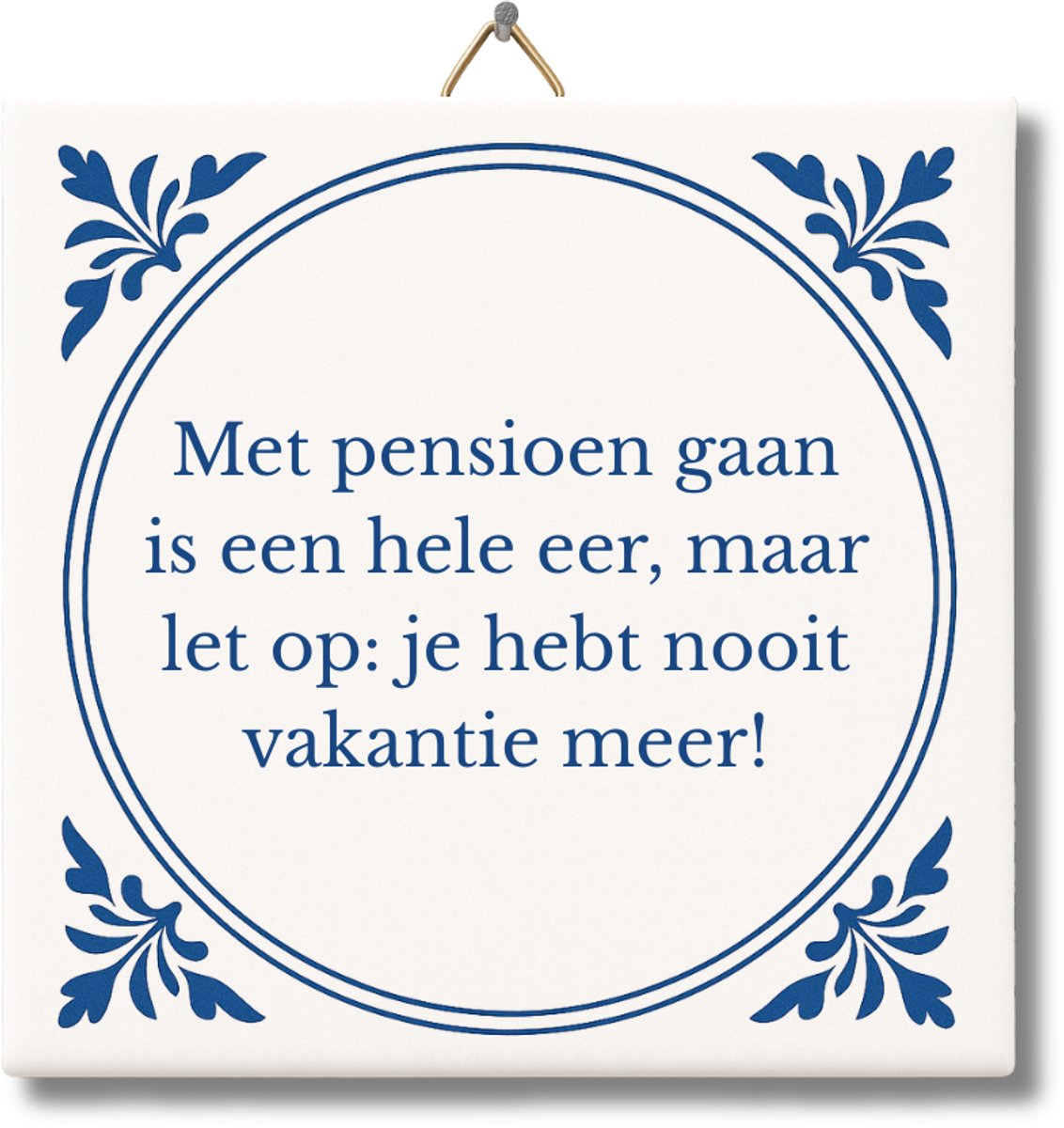 Tegeltje met Tekst van NietMokken® – Met pensioen gaan is een hele eer, maar let op: je hebt nooit vakantie meer! – Pensioen Cadeau voor collega, man of vrouw – Tegeltje met ophanghaakje – Premium verpakking, gratis viltje en ansichtkaart – Glossy