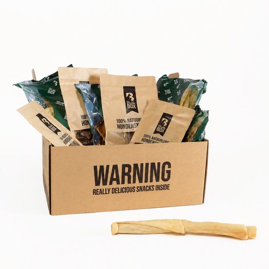 Kartonnen doos met hondensnacks. Tekst op de doos: WARNING REALLY DELICIOUS SNACKS INSIDE. Ernaast ligt een hondensnoepje.