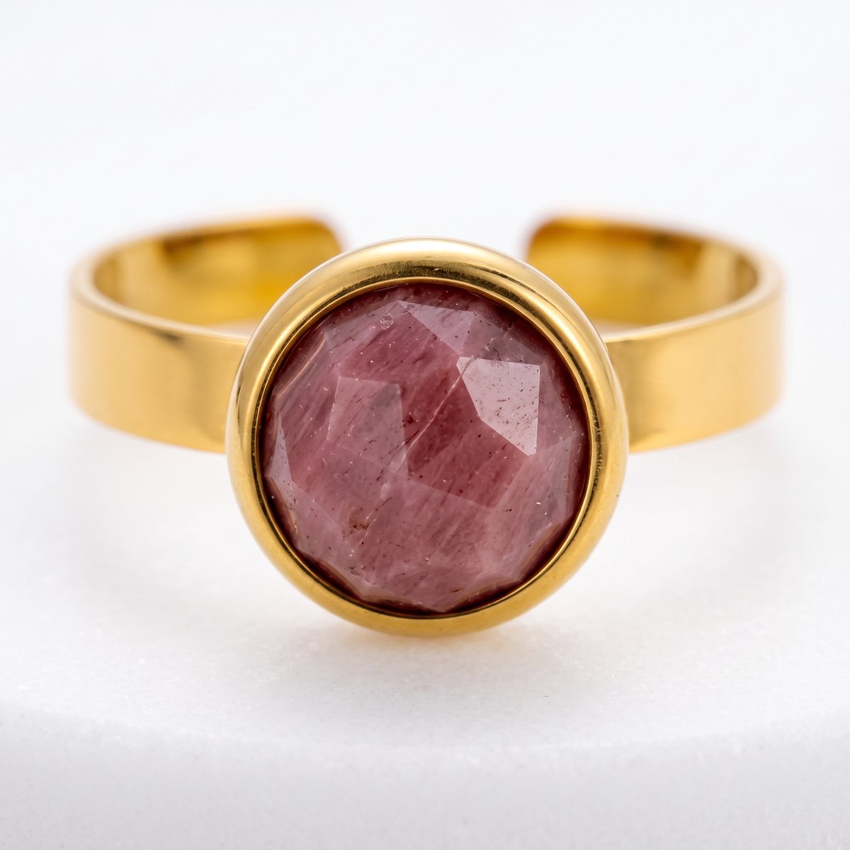 Lundholm Ella Peach Moonstone Ring Dames Goudkleurig – Verstelbare Ring met Echte Perzik kleurige Maansteen Sieraad Cadeau voor haar – Premium Stainless Steel Gold PVD Plated – One Size Natuursteen Ring – Waterproof & Hypoallergeen