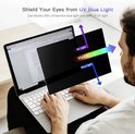 Een persoon gebruikt een laptop met een privacy screen protector die blauw licht filtert.