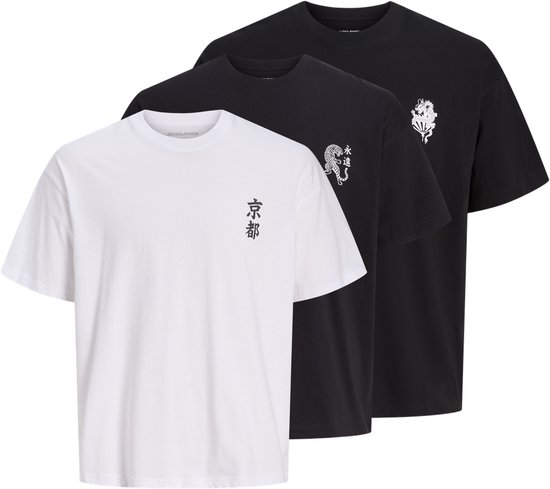 Drie T-shirts, een witte met 'Kyoto' in het Japans op de borst, twee zwarte met Japanse tekst en grafische prints.