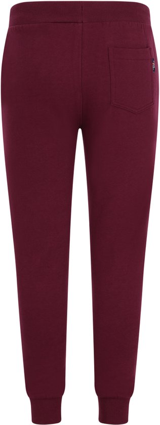 Achterkant van een bordeauxrode joggingbroek met een achterzak.