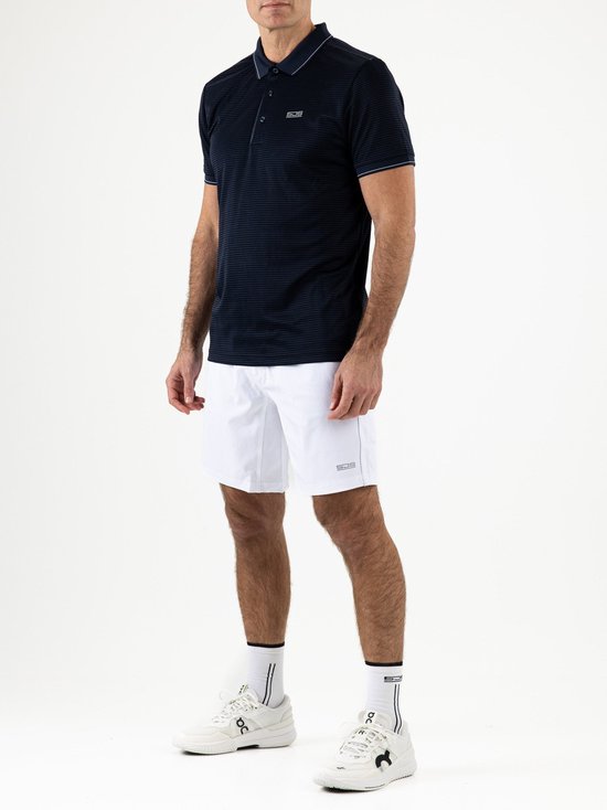 Man draagt een marineblauw gestreept poloshirt met witte sportshorts en witte sportsokken met zwarte strepen.