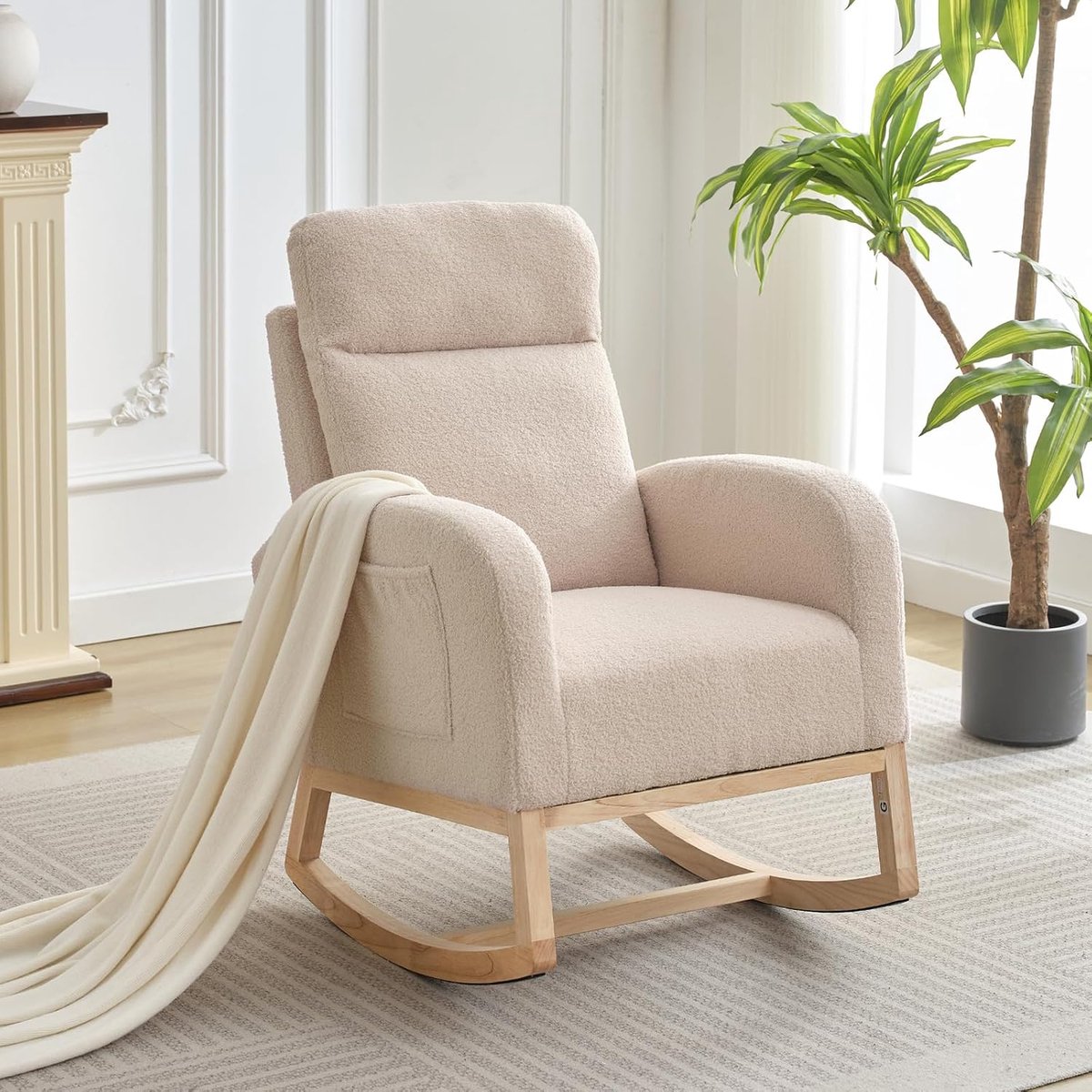 Comfortabele Schommelstoel Teddy Stof - Relaxfauteuil met Zijzakken - Zachte Bekleding & Massief Houten Poten - Ideaal voor Babykamer en Woonkamer - beige