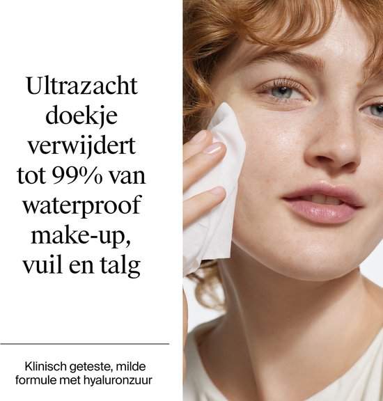 Vrouw met rood haar die een Neutrogena Hydro Boost reinigingsdoekje gebruikt om make-up te verwijderen.