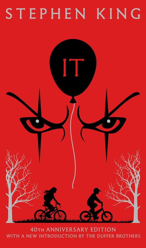 Boek "It" van Stephen King met rode achtergrond, zwarte ballon met "IT", angstaanjagende clown-ogen en twee kinderen op de fiets.