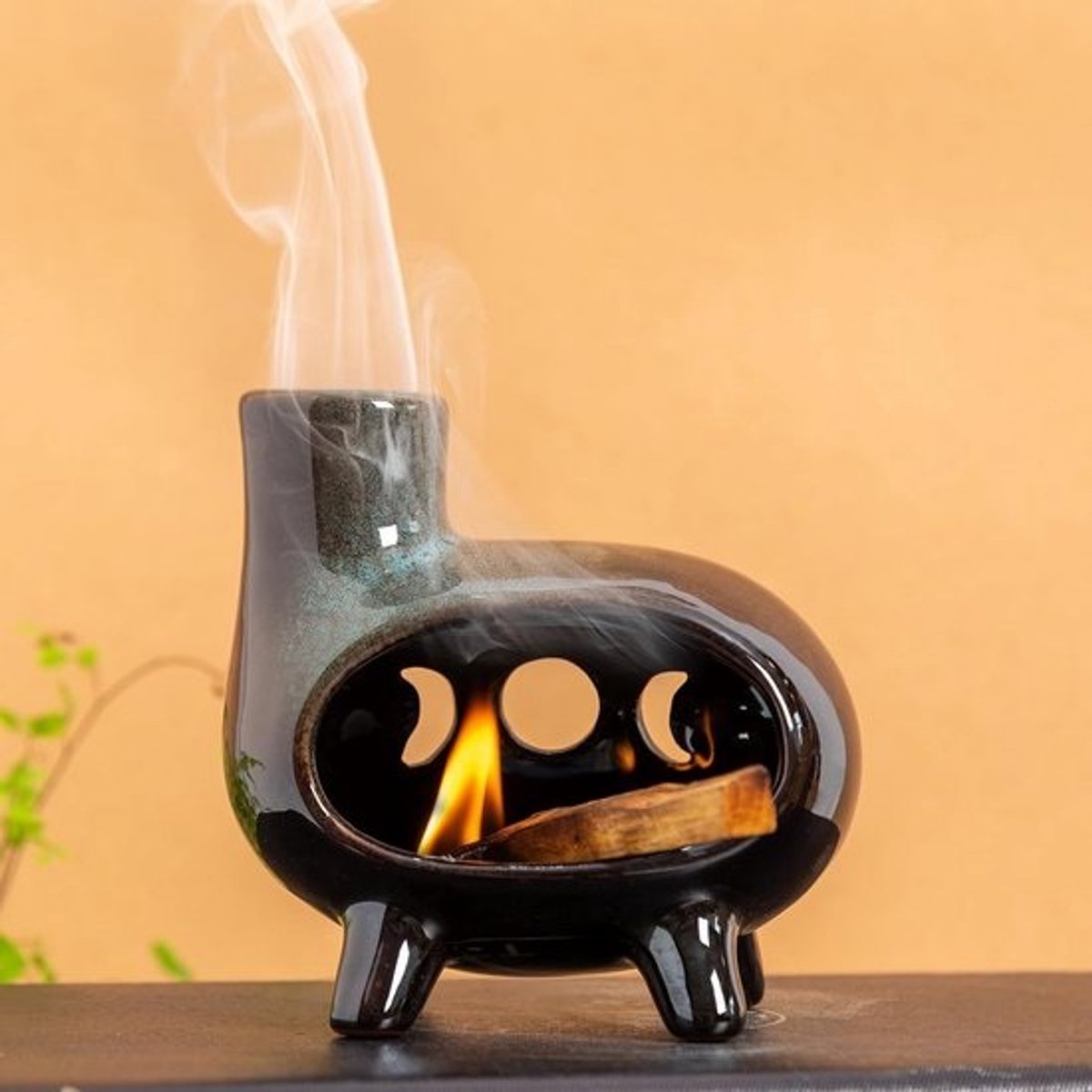 Handgemaakte keramische palo santo houder met groen glazuur