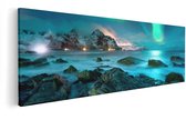 Artaza Canvas Schilderij Noorderlicht boven het Water bij Rotsen - 150x50 cm - Groot - Wanddecoratie Woonkamer - Schilderijen - Muurdecoratie