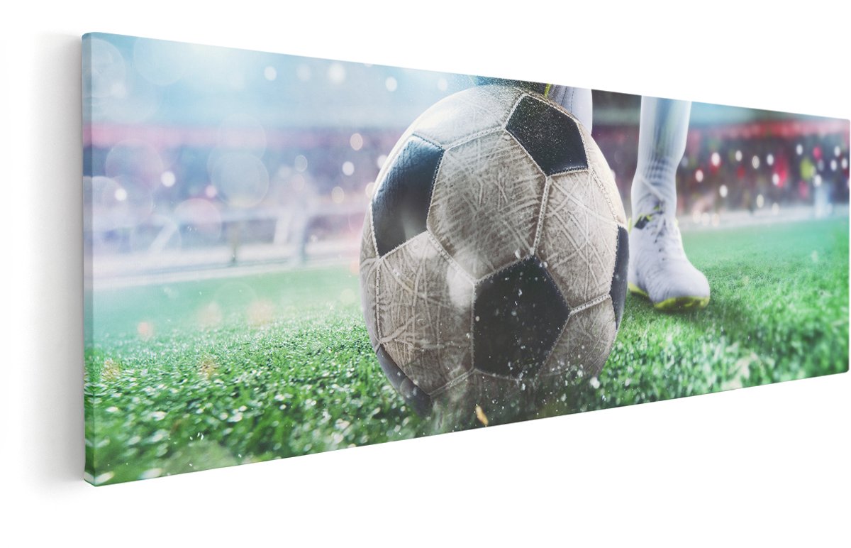 Artaza Canvas Schilderij Voetbalspeler Met De Bal In Het Stadion - 150x50 cm - Groot - Wanddecoratie Woonkamer - Schilderijen - Muurdecoratie