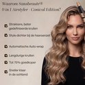 Een vrouw met lang blond golvend haar, die een witte airstyler met krulopzetstuk gebruikt. Tekst met voordelen van de airstyler.