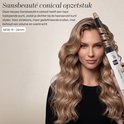 Een vrouw met lang bruin golvend haar, die een witte airstyler met conisch opzetstuk gebruikt om krullen te maken.