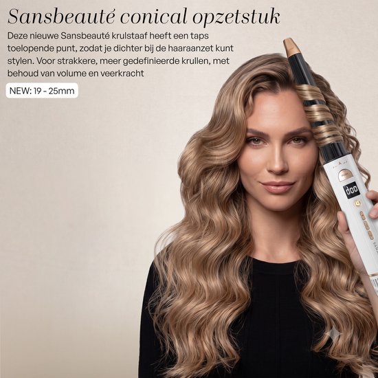 Een vrouw met lang bruin golvend haar, die een witte airstyler met conisch opzetstuk gebruikt om krullen te maken.