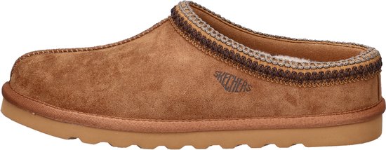 Bruine suède pantoffel met decoratieve bies, Skechers-logo en een witte voering.