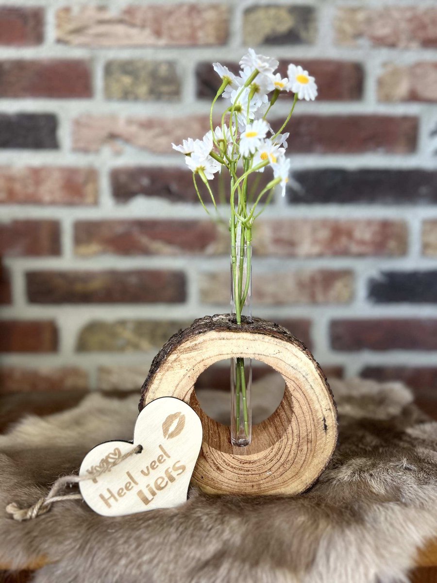 Creaties van hier – holle boomstam met reageerbuisje - 12x14cm - natural - met houten hartje