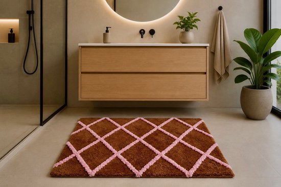 Bruine badmat met roze ruitpatroon in een moderne badkamer met houten wastafelmeubel.