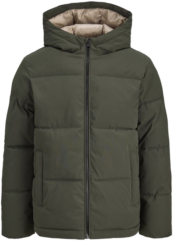 Donkere olijfgroene puffer jas, voorkant, met capuchon, ritssluiting en horizontale quilting.