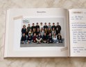 Klasfoto van een grote groep middelbare scholieren en docenten, zittend en staand. Tekst: 'De Horizon Middelbare School 2024-2025 Klas 1B'.