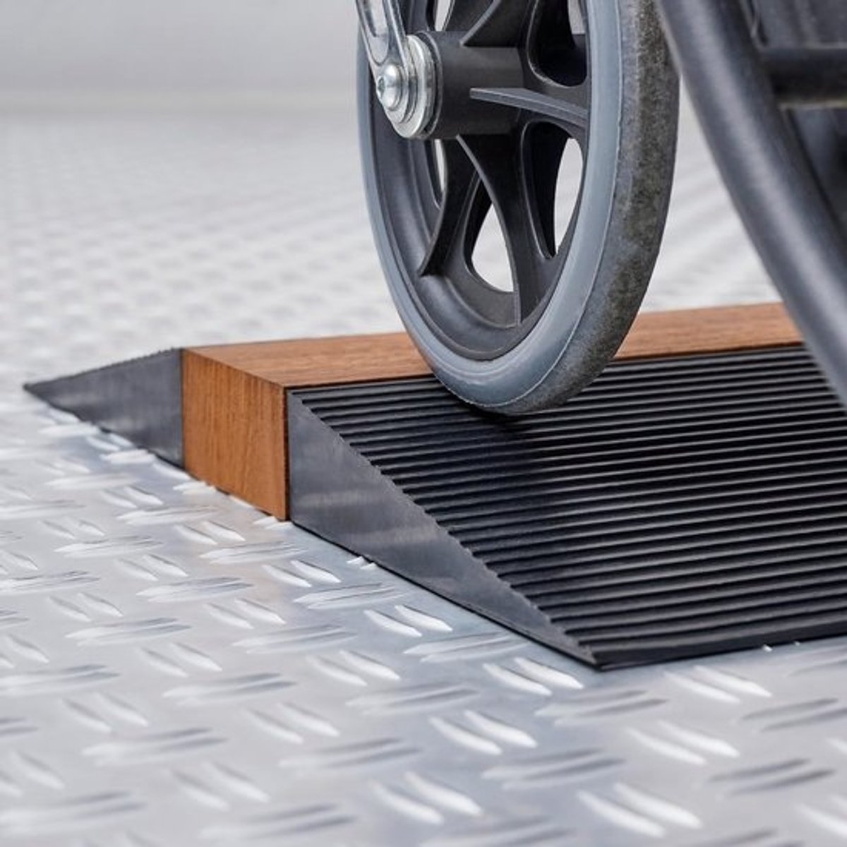 Rubberen Drempelhulp 35 mm Hoogte - Antislip Profiel - Geschikt voor Rolstoelen, Steekwagens en Scooters