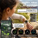 Vrouw op een bergpad met een gouden smartwatch, met kaarten en GPS-functies.