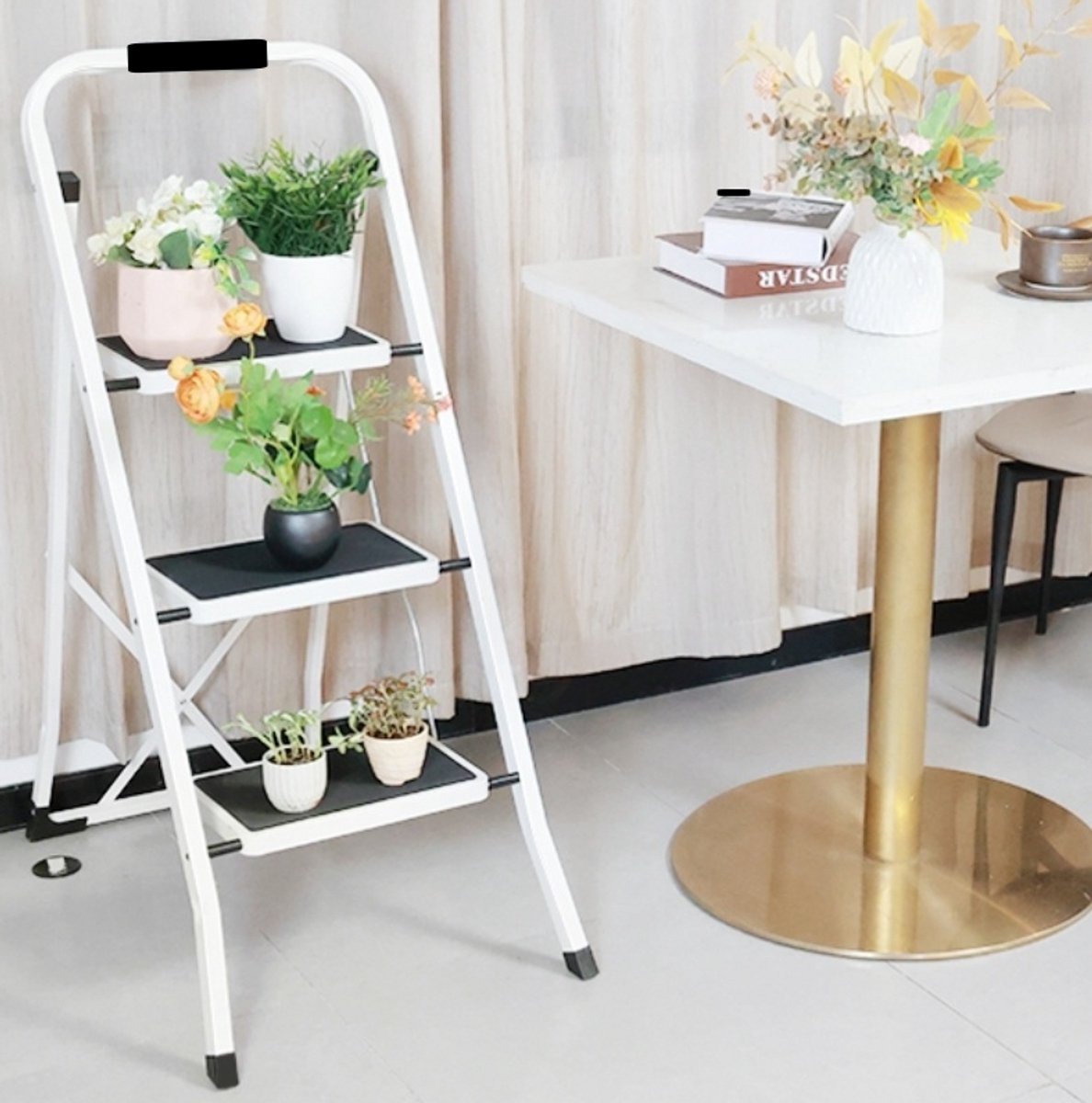 REDOM - Ladder - 3-traps ontwerp - Opvouwbare constructie met handgreep - Antislip treden - Voor keuken en huishouden - Staal en ABS - Zwart Wit - 103,5 x 46 x 67 cm