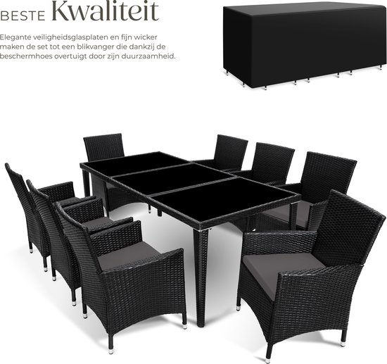 Zwarte wicker tuinset met acht stoelen en glazen tafel, getoond met beschermhoes en losse kussens.