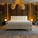 Luxe boxspring met Mörgenn topper, gestoffeerd hoofdbord en sfeervolle verlichting.