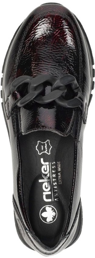 Bovenaanzicht van een rode glanzende loafer met Rieker-logo en zwarte ketting.