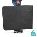 Man draagt een zwarte, inklapbare tafel met houten nerfstructuur. Gewicht 10,8 kg.