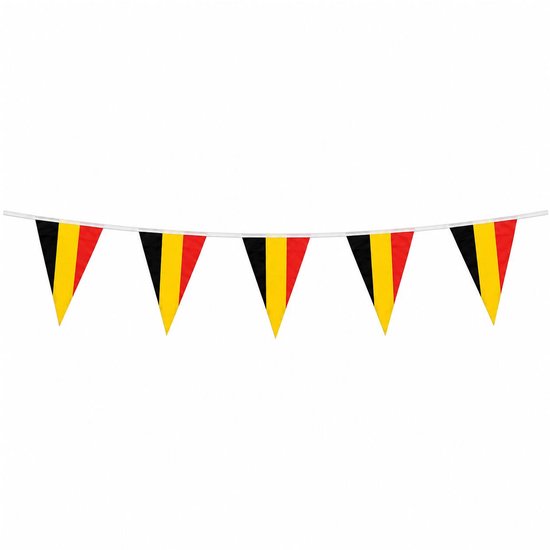 Une guirlande avec cinq petits fanions aux couleurs du drapeau belge.