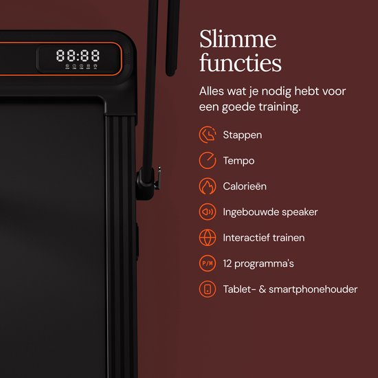 Detail van een zwarte loopband met oranje accenten en een digitaal display