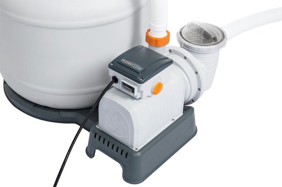 Close-up van de Flowclear zandfilterpomp met een transparante filterdeksel en grijze behuizing.