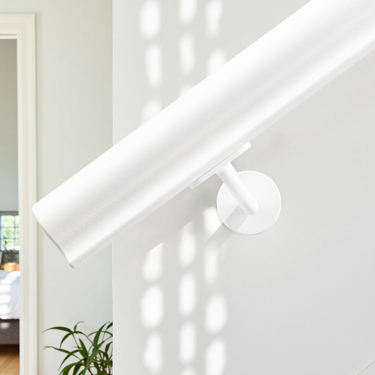 Trapleuning Wit Hardhout – Sleutelgat / Jaren ‘30 (56 x 67 mm) – Lengte: 100 cm – Inclusief 2 witte leuninghouders