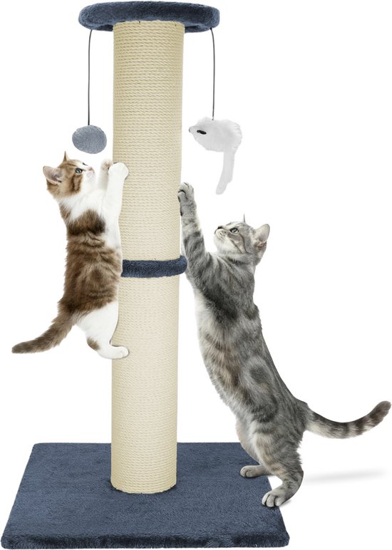 Twee kittens die spelen en klimmen op een hoge, slanke krabpaal met donkergrijze basis en speeltjes.