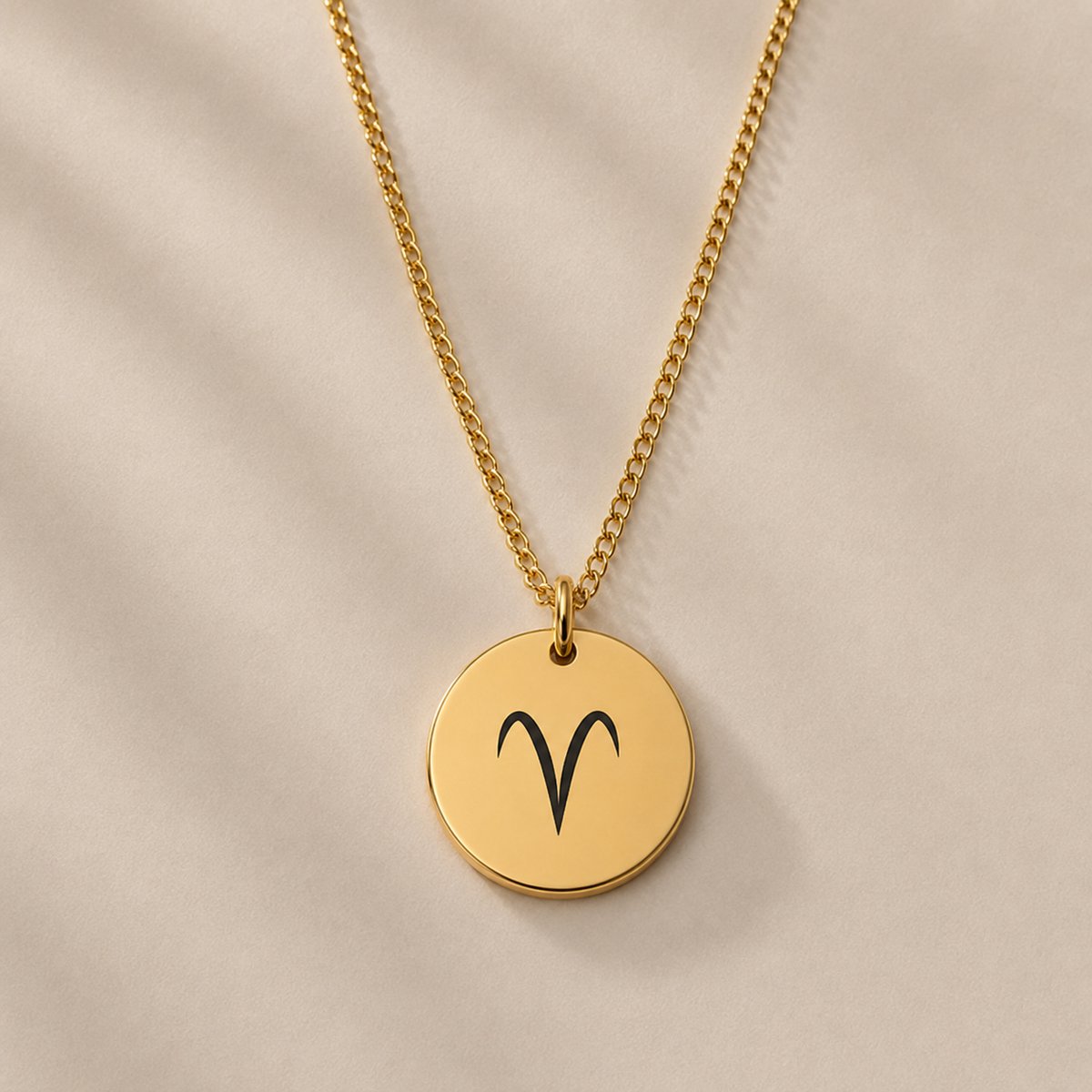 Maevi® Sterrenbeeld Ketting - Aries / Ram - Kleur: Goud - RVS / Roestvrijstaal / Stainless Steel - Verkleurt niet - Hoge Kwaliteit & Incl. Luxe Verpakking - Zodiac Necklace / Sterrenbeeld Ketting - Formaat: 12 mm - Cadeau