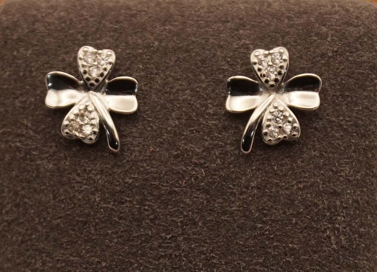 Zilveren oorknopjes klaverblad met gestimuleerde diamanten - kleine oorbellen van een klaverblad - geluksbrenger oorbellen gemaakt van 925 zilver - klaverblad met 4 bladjes oorknoppen - zilveren oorknopjes van een natuurlijke item