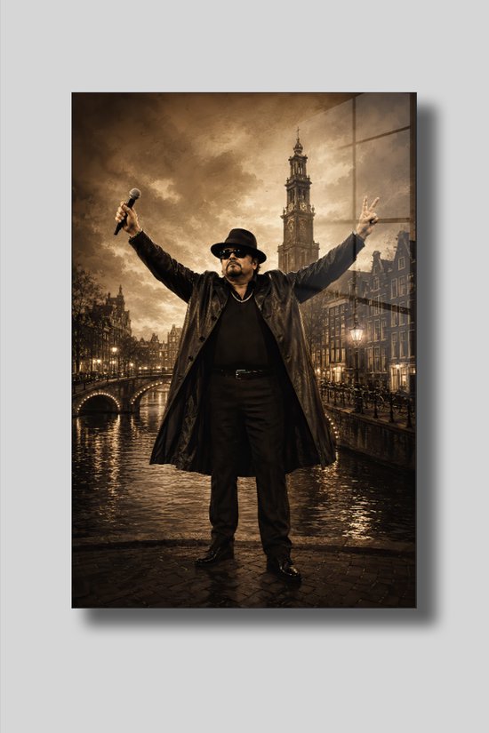 Plexiglas schilderij van Andre Hazes met microfoon en armen omhoog, in een stad met grachten.