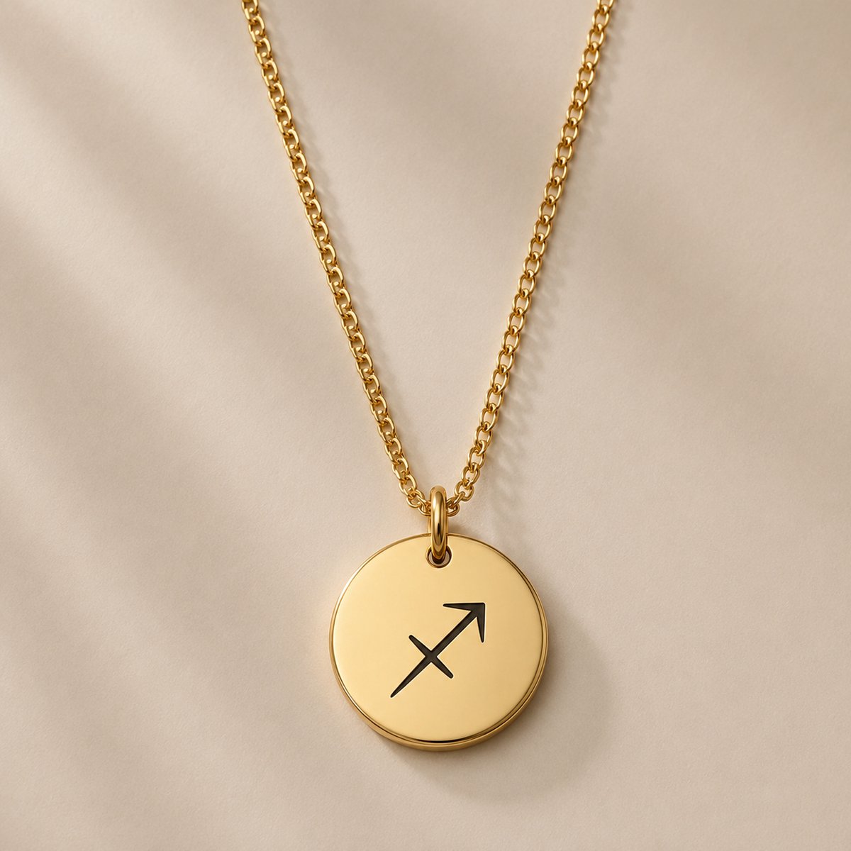 Maevi® Sterrenbeeld Ketting - Sagittarius / Boogschutter - Kleur: Goud - RVS / Roestvrijstaal / Stainless Steel - Verkleurt niet - Hoge Kwaliteit & Incl. Luxe Verpakking - Zodiac Necklace / Sterrenbeeld Ketting - Formaat: 12 mm - Cadeau
