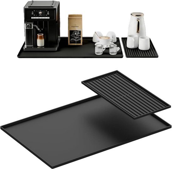 Zwarte koffiebarmat met een zwarte volautomatische espressomachine, een zak koffiebonen, een witte waterkoker, twee witte melkkannetjes en twee espressokopjes, boven een losse afdruiprek.