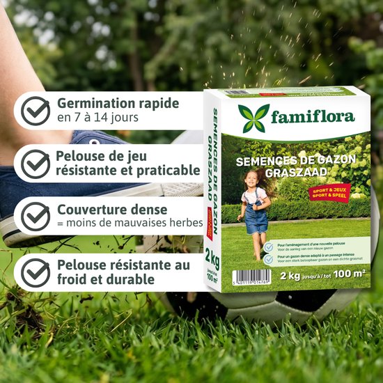 Pak graszaad met familiefolora logo, jong meisje rent over gras. Tekst: Germination rapide en 7 à 14 jours, Pelouse de jeu résistante et praticable, Couverture dense = moins de mauvaises herbes, Pelouse résistante au froid et durable.