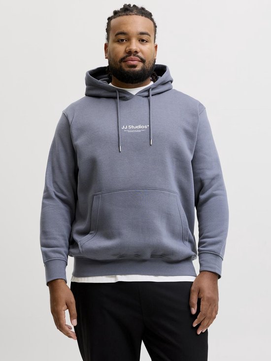Man draagt een grijze hoodie met capuchon, trekkoord en een buidelzak aan de voorkant met 'JJ Studios' logo.