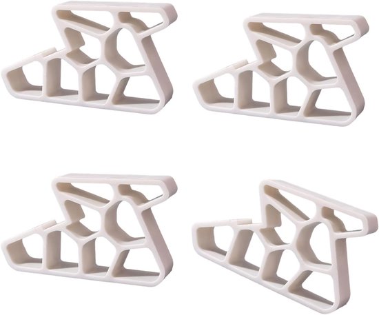 Vier witte, zeshoekige raamsteunen met een open, geometrisch ontwerp.