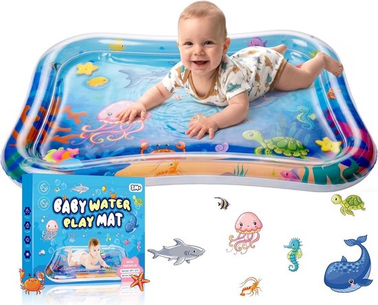 Vrolijke baby op een opblaasbaar waterspeelkleed met zeedieren, vissen en kwallen in blauw en oranje.