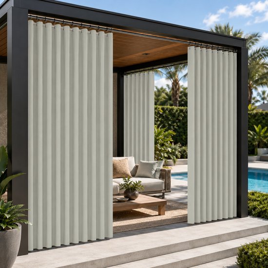 Lichtgrijze buitengordijnen met verticale strepen hangen in een moderne pergola met zwembad.